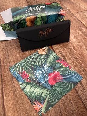 Maui Jim Black Case with Tropical Multicolor Cleaning Cloth